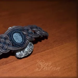 Плетёный браслет с камнем