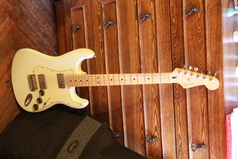 Продаю гитару Fender Stratocaster Blacktop 3