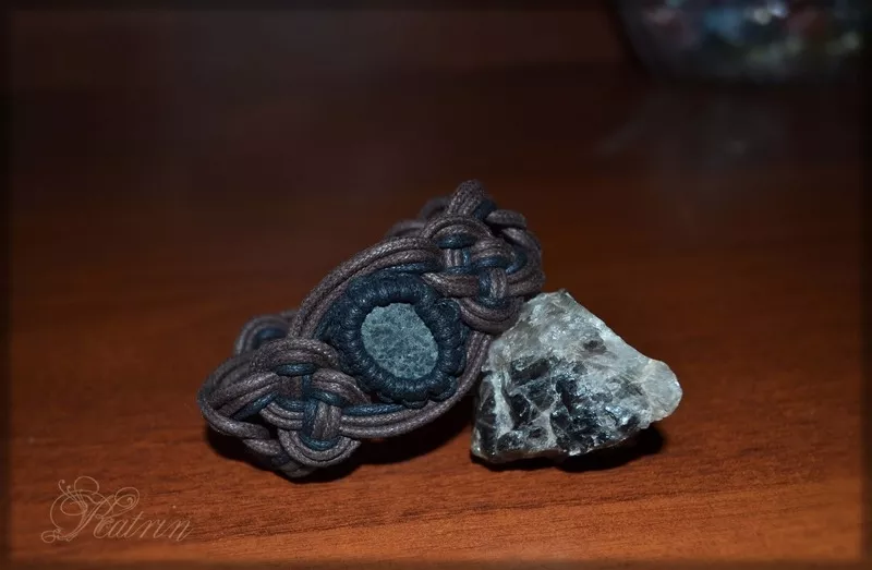 Плетёный браслет с камнем 3